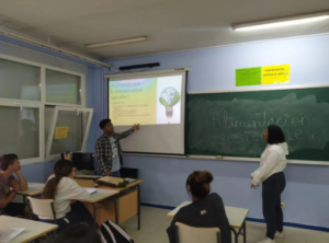 Profesor expone ante su clase